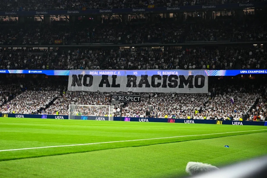 Faixa anti-racismo agita Bernabéu em Real Madrid x Benfica