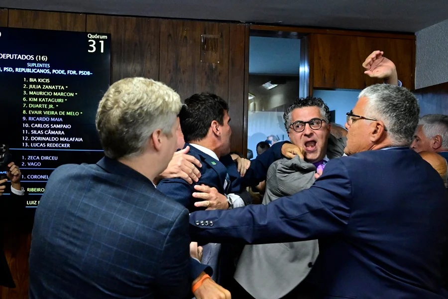 Base pressiona Congresso para suspender sigilos de Lulinha