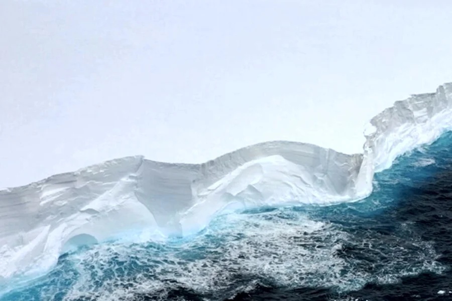 Iceberg A23a começa a se desintegrar, aquecimento global acelera