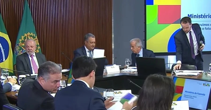 Múcio provoca polêmica ao comparar Defesa com as Mulheres