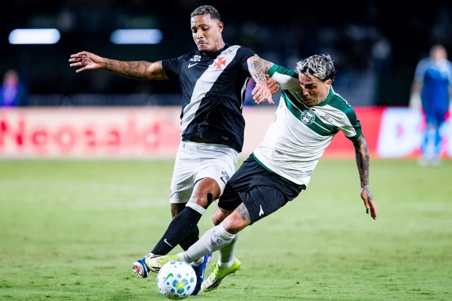 Empatam no Couto Pereira com gol contra nos acréscimos