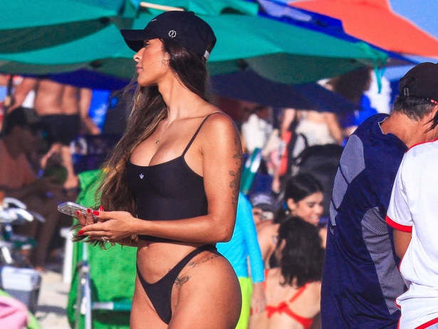 Tainá Militão curte praia enquanto espera o terceiro filho