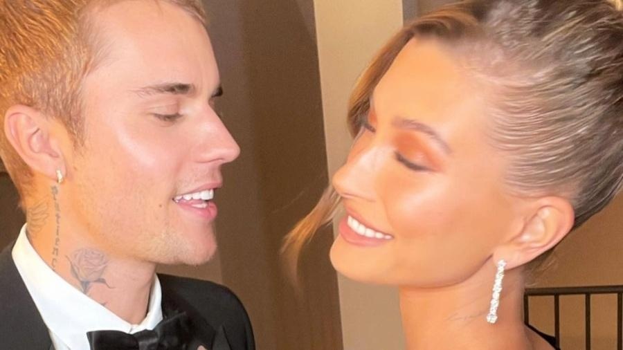 Hailey Bieber posta foto de biquíni e anima o verão