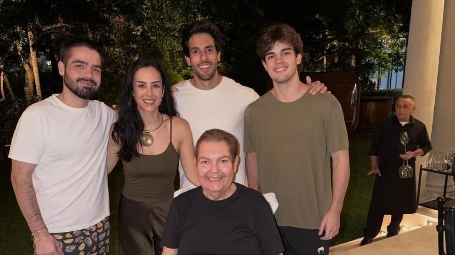Faustão, 75, é visto em cadeira de rodas com filhos