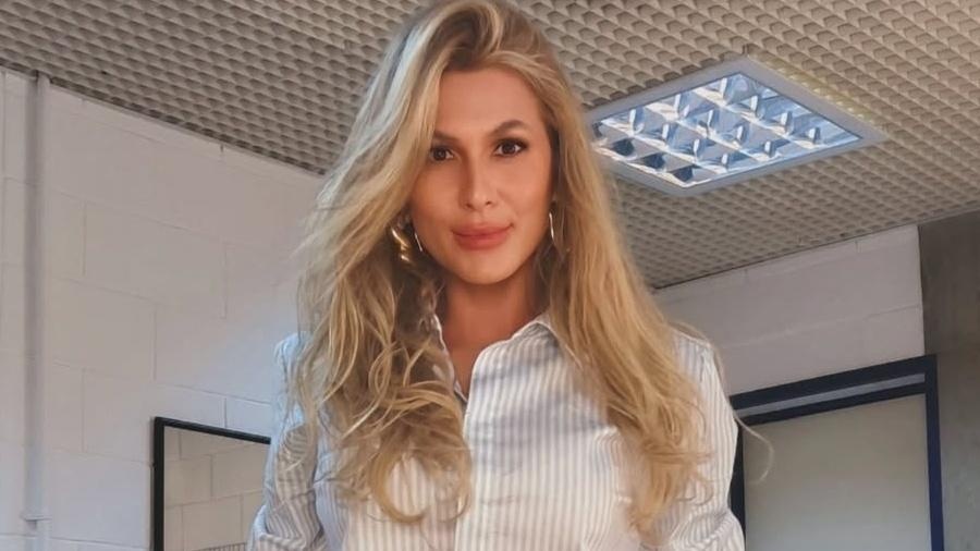 Lívia Andrade exibe silhueta nos bastidores da Globo